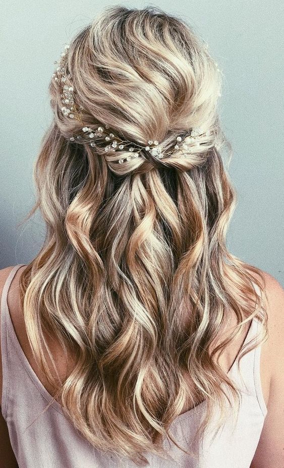 23 Gorgeous Bridal Hairstyles For Curly Hair